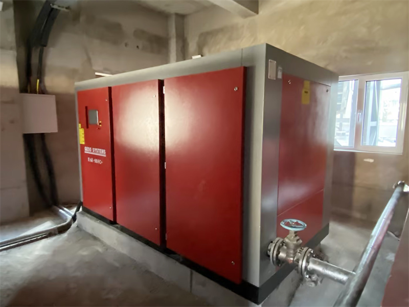 Model za nadgradnjo sistema zračnih kompresorjev v industriji natančnih instrumentov: praksa prvovrstne energetske učinkovitosti britanskega Geso BAE-90FC+