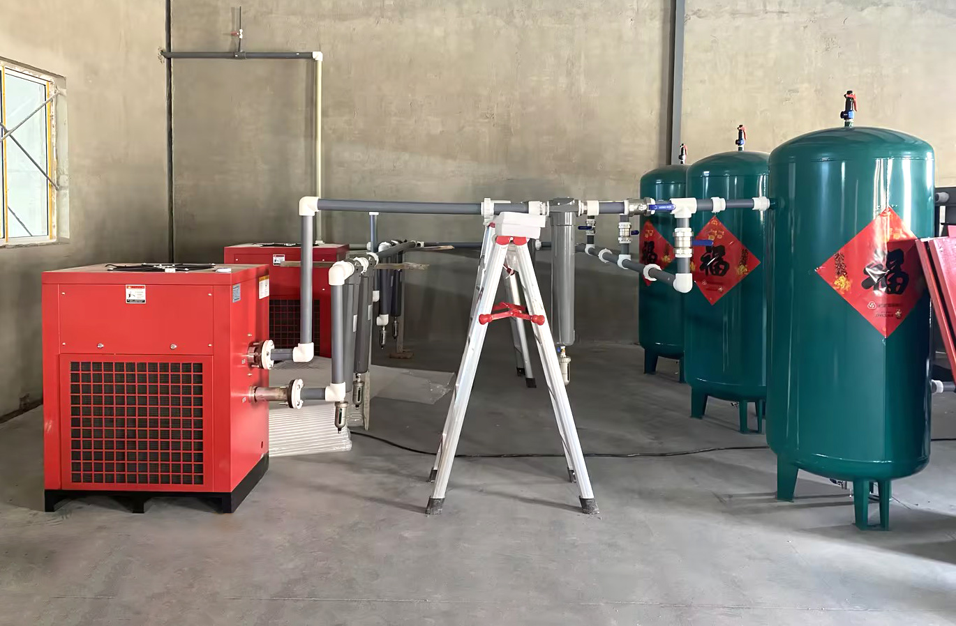 Primer nadgradnje opreme v industriji živali: kako dvojni vijačni (90kW) zračni kompresor pomaga podjetjem, da dosežejo učinkovito in varčno proizvodnjo?